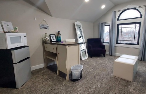 Mapleton/Fall Creek House | Secure Stylish Studio for Women Travelers-Great for Nurses, Moms, Professionals!