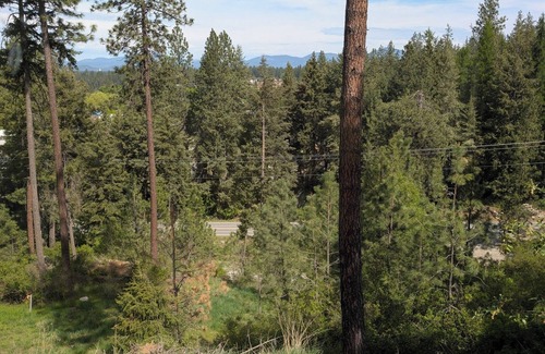 Coeur d'Alene House | SEE YOU IN THE SPRING! Close to Coeur D' Alene yet set in a wooded atmosphere.