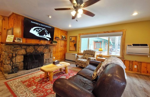 Estes Park Cottage | Seeking a cozy escape in the heart of the Rockies? Look no further!