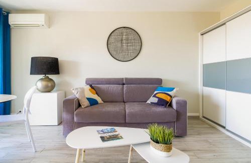 Le Lavandou Apartment | SELECT'soHOME - Studio - Centre-ville du Lavandou - Wifi, TV, Services hôteliers - AREV