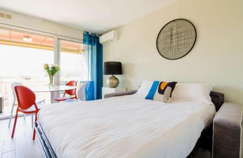 Le Lavandou Apartment | SELECT'soHOME - Studio - Centre-ville du Lavandou - Wifi, TV, Services hôteliers - AREV