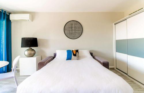 Le Lavandou Apartment | SELECT'soHOME - Studio - Centre-ville du Lavandou - Wifi, TV, Services hôteliers - AREV