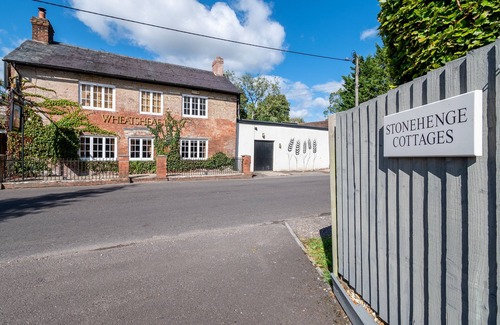 Winterbourne Earls Cottage | Self catering cottage near Salisbury & Stonehenge with fabulous pub opposite