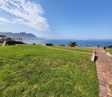 Hermanus City-Centre Apartment | *Self-Check in - Whale Watching Paradise -Central*