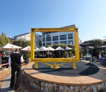 Hermanus City-Centre Apartment | *Self-Check in - Whale Watching Paradise -Central*