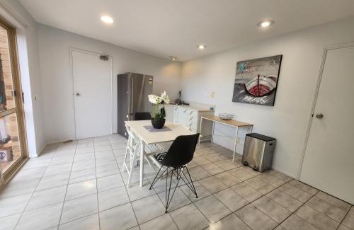Tallai House | Self Contained Guesthouse for 7ppl, w Pool