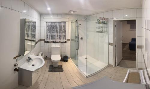 Hamilton House | Self Contained Unit, Private Bathroom, Private Entrance, Close to Shops & Hospital Homestay