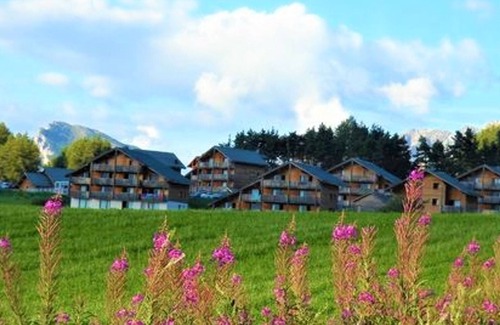 La Joue du Loup Ski Chalet | Semi-detached chalet, 3 rooms, 8 pers. with terrace and parking in La Joue du Loup