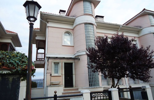 San Vicente de la Barquera House | Semi-detached house with private garden and spectacular views over bay and beaches