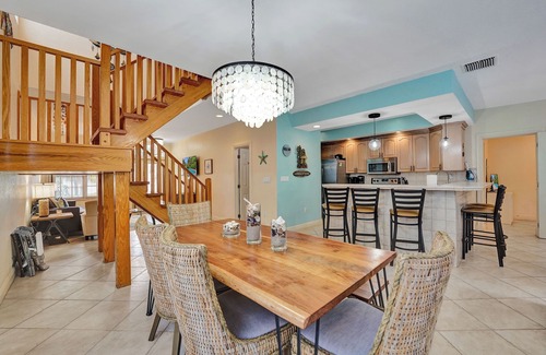 Lauderdale-by-the-Sea House | SENSATIONAL LOCATION 2.5 blocks Publix, Beach, Dining,Shops All Waiting for YOU!