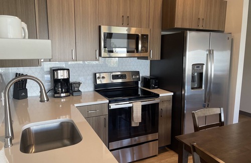 Riverside Apartment | Sensational 2 Bed Travel Apartment Within Walking Distance to Riverpark Square