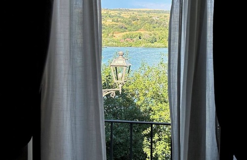 Lake Bracciano House | Septà - Pittoresca Casa Vacanze nel Centro Storico Vista Lago, Piccolo Giardino
