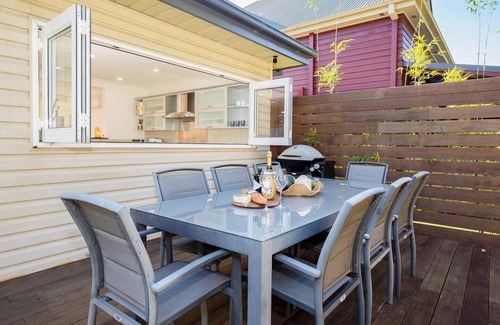 Woy Woy Bay Cottage | Serena Cottage Sunlit Escape by Woy Woy Bay Wharf