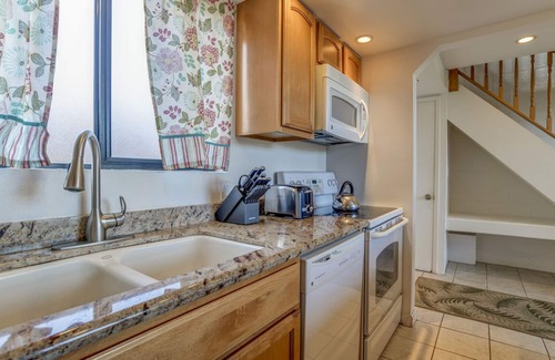 Maalaea Condo | Serene 2bd with Tropical Views near Sugar Beach