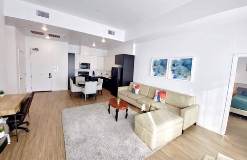 Little Tokyo Hotel | Serene 2BR Penthouse Haven in vibrant Los Angeles