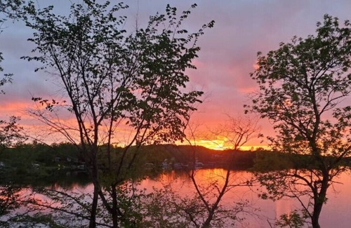 Richwood Cabin | Serene 5 Bdrm Lake Home w/ Hot Tub.