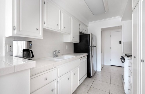 Sawtelle Apartment | Serene Brentwood 1BR w/Gym, walk to Downtown Dining, by Blueground