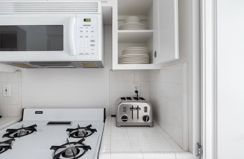 Sawtelle Apartment | Serene Brentwood 1BR w/Gym, walk to Downtown Dining, by Blueground