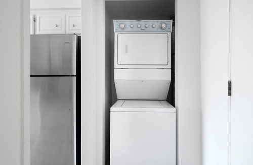 Sawtelle Apartment | Serene Brentwood 1BR w/Gym, walk to Downtown Dining, by Blueground