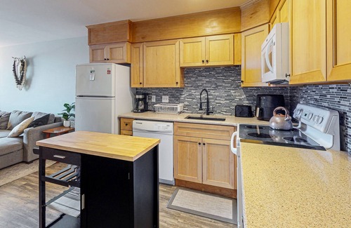 Caine Woods Condo | Serene condo with central AC, deck & washer/dryer - near golf & theme parks