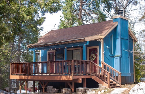 Cedarpines Park Cabin | Serene, Cozy, and Romantic Mountian Retreat with an Inflatable hot tub near lake