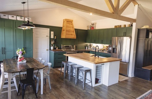 West End House | Serene Farm cottage on 2acres. Minutes from golf courses/dining/shopping W/pool