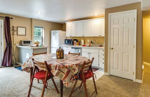 La Center Apartment | Serene Guest Suite w/Forest View + Hot tub. Dog friendly.