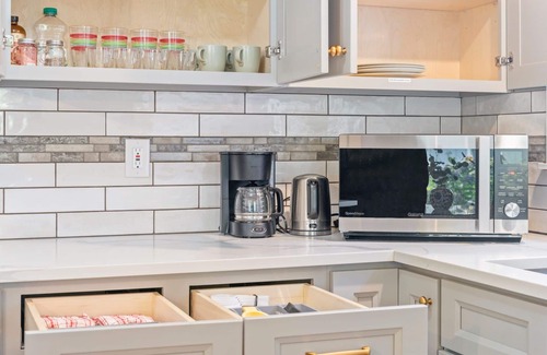 Vancouver House | Serene Hidden Abode 1Level 1310SQFT 2Br2Ba CTYD