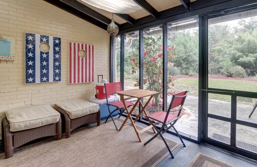 Victory Heights Apartment | Serene Historic Estate - 8 Minutes to River St.