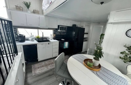 Osborne Boat Rental | "Serene Houseboat Hideaway"nn