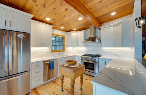 Freeland Cottage | Serene Island Retreat w/Beach Access & Mtn Views!
