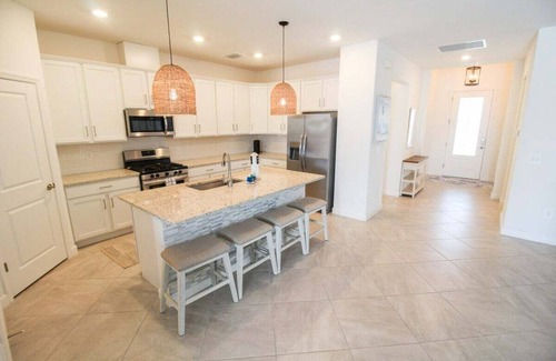 Lakewood Ranch House | Serene lakefront pool home in Lorraine Lakes - Coral Paradise