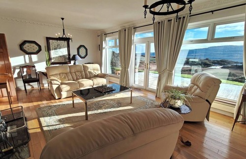 Cornamona House | Serene Lakeside 4-bedroom house in Cornamona