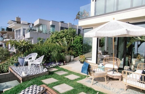 Arch Beach Heights House | Serene Oasis: Modern Home with Ocean Views, Garden, and Upscale Design Touches