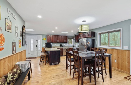 Oxbow House | SERENE & QUIET-Huge Deck!-Free Kayaks & Paddle Boat! PETS! AUGUST Specials!