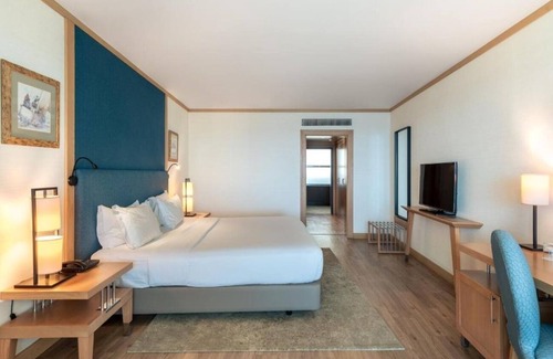 Santiago Hotel | Serene Room w/Balcony Overlooking California Beach’s Golden Sands