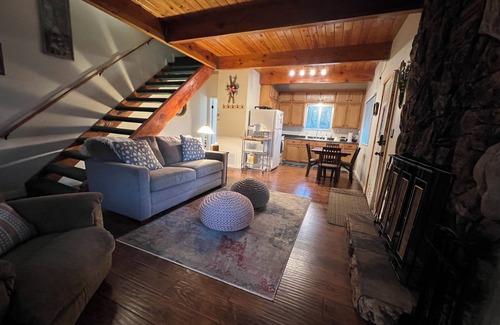 Arrowbear Lake Cabin | Serene Running Springs cabin. A cozy retreat steps to the National Forest