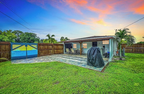 Sarasota Springs House | Serene Sarasota Retreat with King Bed, Full Kitchen, Fast Wi-Fi and A/C