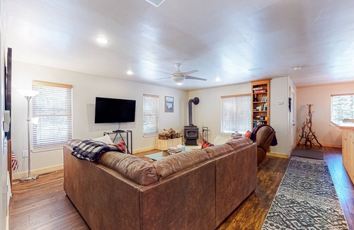 Pla-Vada Woodlands House | Serene & secluded retreat with wood stove, mountain views, & spacious deck