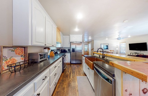 Pla-Vada Woodlands House | Serene & secluded retreat with wood stove, mountain views, & spacious deck