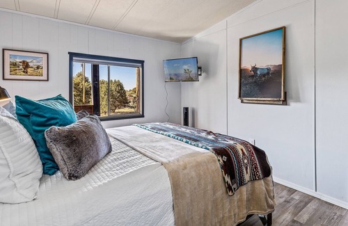 Williams House | Serene Stay~Hot Tub~Grand Canyon~Route 66! On 1 Acre!