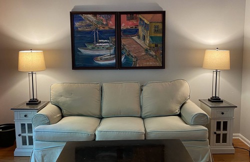 Newark House | Serene Townhome minutes away from Christiana Mall, DE Race Park and Univ. of DE