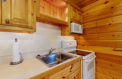 Northport Cabin | Serene two-bedroom dog-friendly cabin getaway with kitchen, fireplace & more