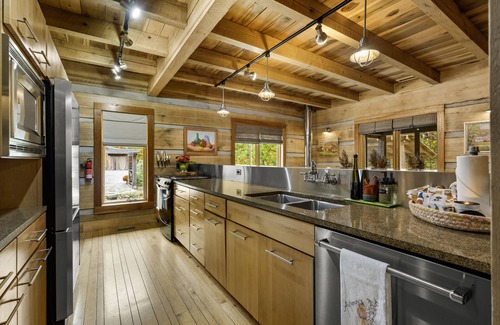 Unionville Cabin | Serene Winter Escape: Hiking Trails & A-List Amenities, Brown County & B-town