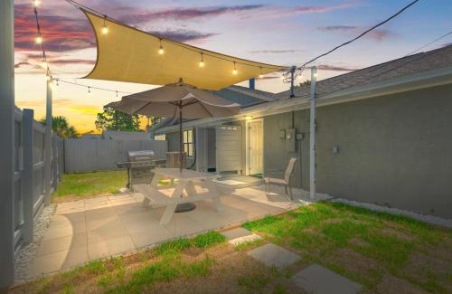 Thomas Drive House | Serenity By The Sea - Seasonal Hot Tub, BBQ, FREE Daily Activities, 4 Min Drive to Beach!