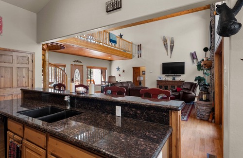 Sierra Pines Cabin | Serenity in the Pines! cabin with WiFi, AC in amazing Show Low