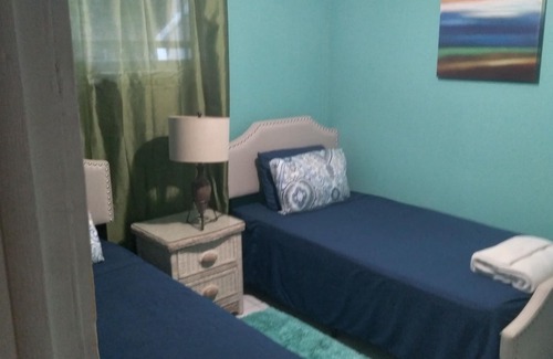 Cotton Tree Bay House | Serenity On The Bay2 - Two Bed Apt Close to Supermarkets, Shops and Restaurants!