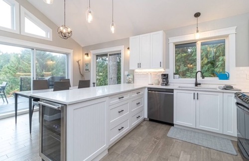 Shawnigan Lake House | Serenity on the Shore: 1-Acre Lakefront Getaway