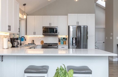 Shawnigan Lake House | Serenity on the Shore: 1-Acre Lakefront Getaway