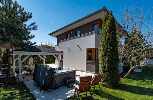 Pruhonice Villa | Serenity Prague Villa with garden jacuzzi